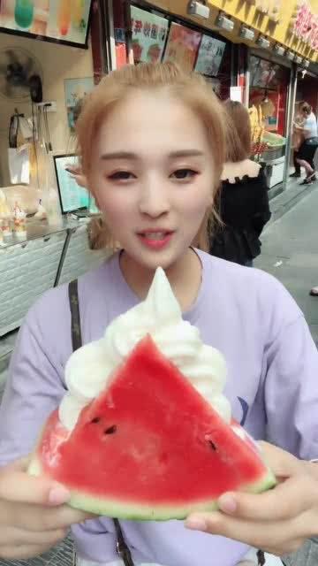 娱乐吃瓜姐网红是谁扮演的,娱乐吃瓜姐网红背后的神秘扮演者